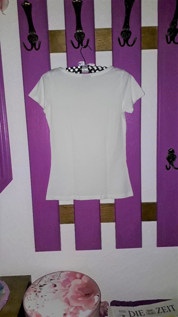 T-Shirt in cremeweiß mit Print und Strasssteinen