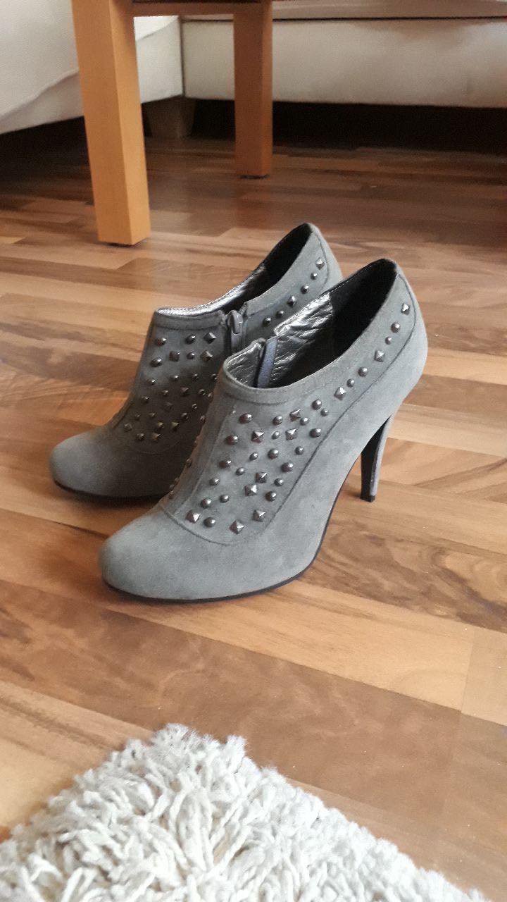 Graue Hochfront Pumps mit Nieten