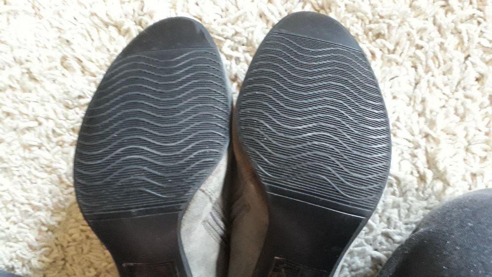 Graue Hochfront Pumps mit Nieten