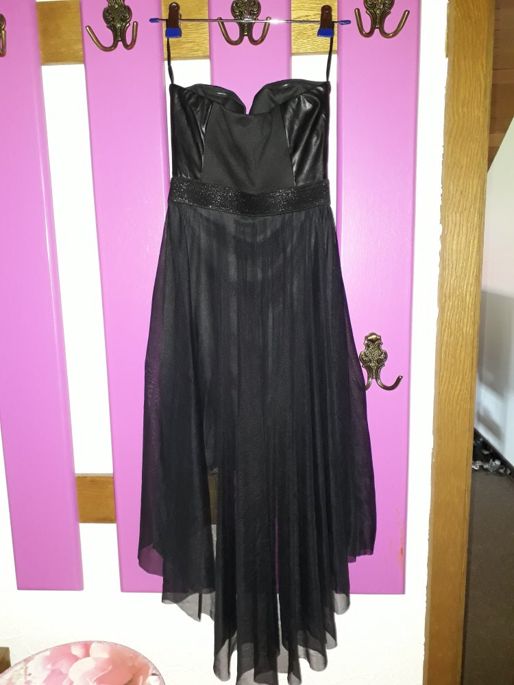 Trägerloses Kleid mit Tüllrock / Bandeaukleid