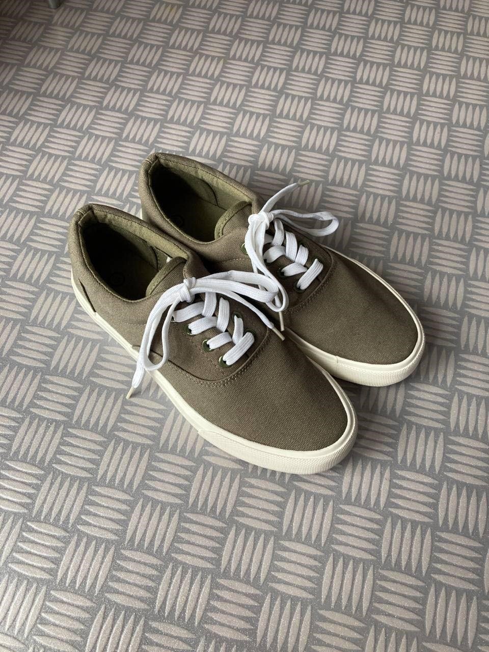 Sneaker in khaki / olivgrün // Stoffsneaker