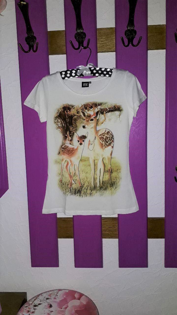 T-Shirt in cremeweiß mit Print und Strasssteinen