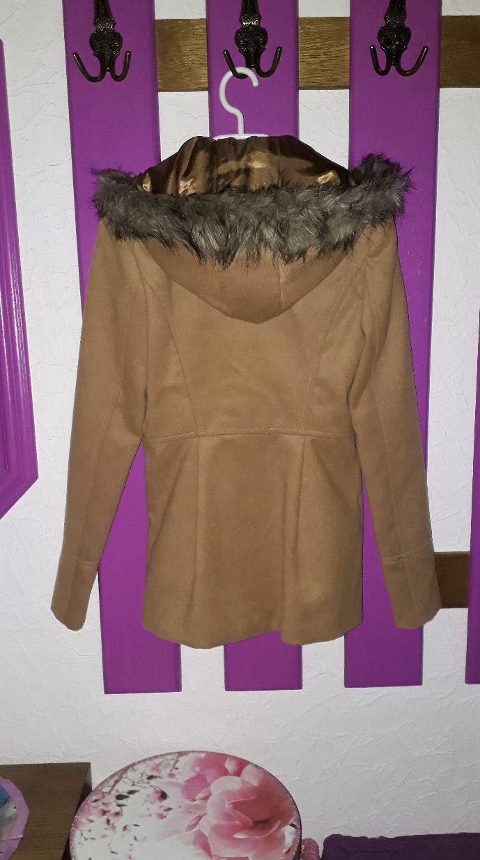 Kurzer camelfarbener Mantel / Dufflecoat mit abnehmbarer Fellkapuze und Knebelknöpfen