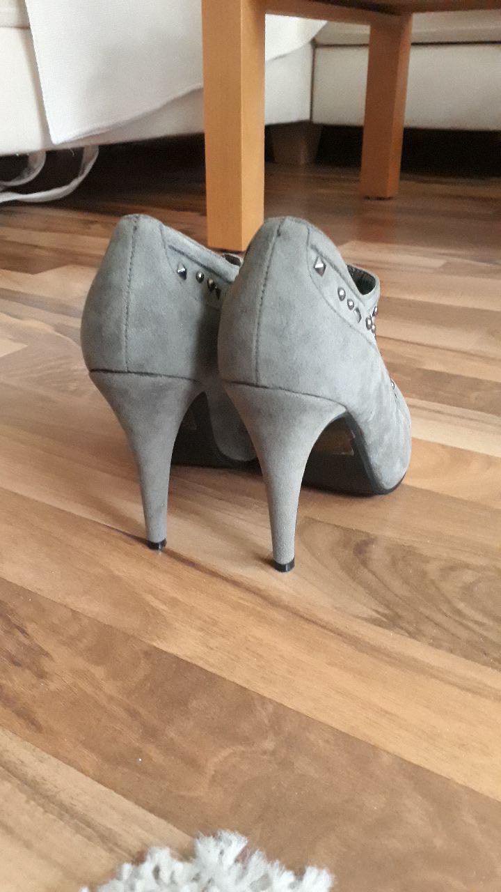 Graue Hochfront Pumps mit Nieten