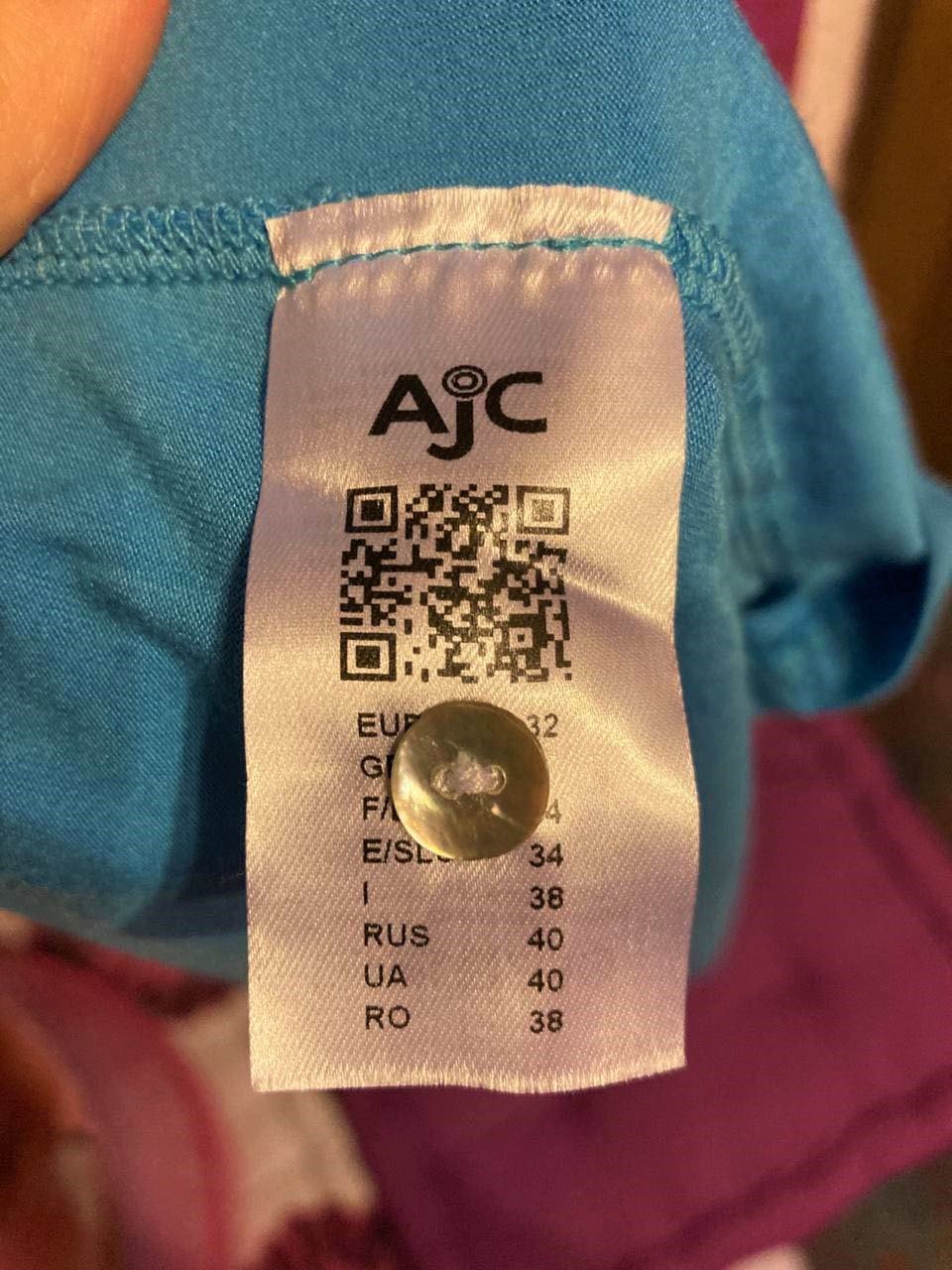 Azurblaues Sommerkleid im Vokuhila-Schnitt