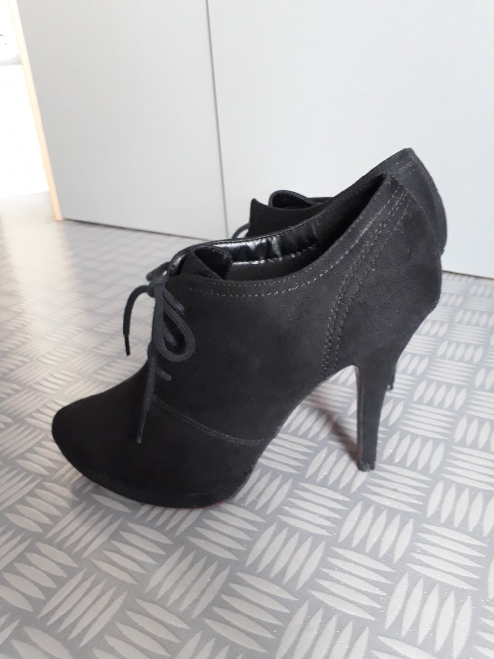 Schwarze Hochfront-Schnürer / Pumps