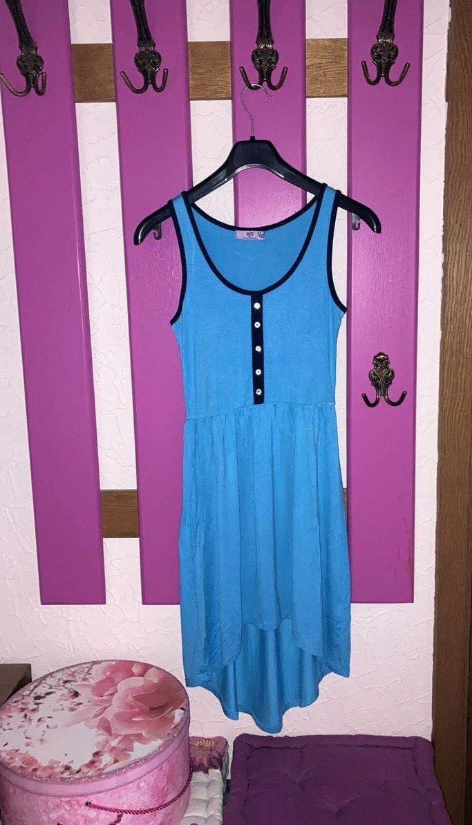 Azurblaues Sommerkleid im Vokuhila-Schnitt