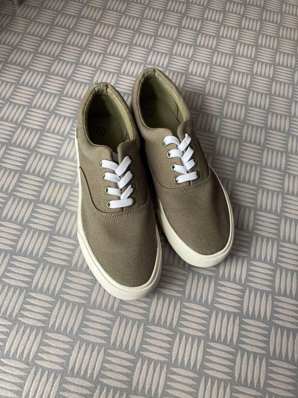 Sneaker in khaki / olivgrün // Stoffsneaker