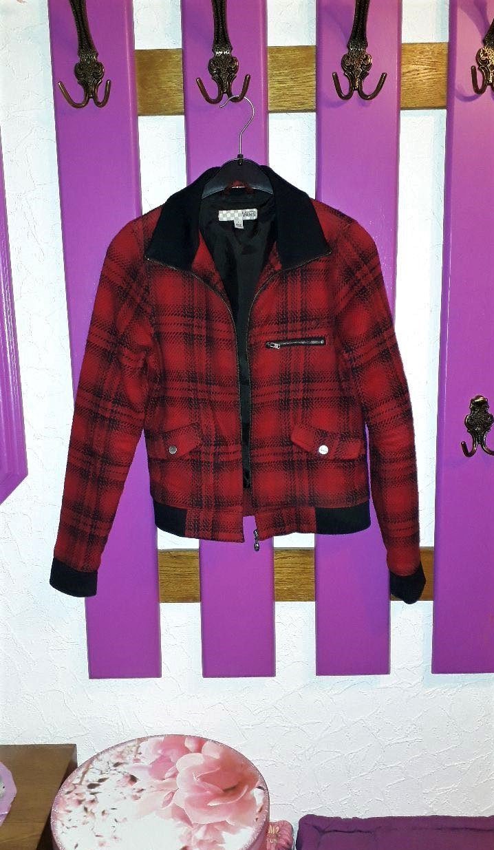 Rot-schwarz karierte Jacke von Vans im rockigem Skater-Stil