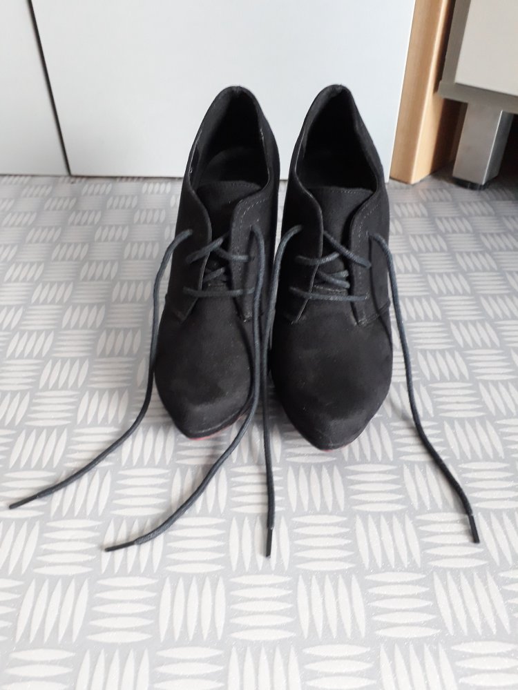 Schwarze Hochfront-Schnürer / Pumps