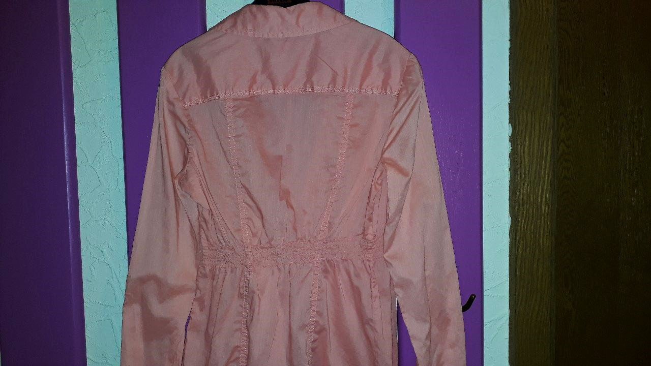 Sommerliche Longbluse in Korallton mit Raffungen