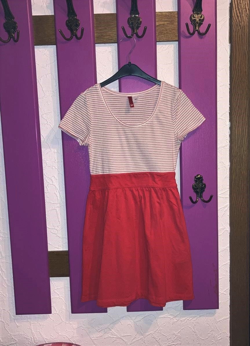 Süßes Sommerkleid mit weiß-roten Streifen