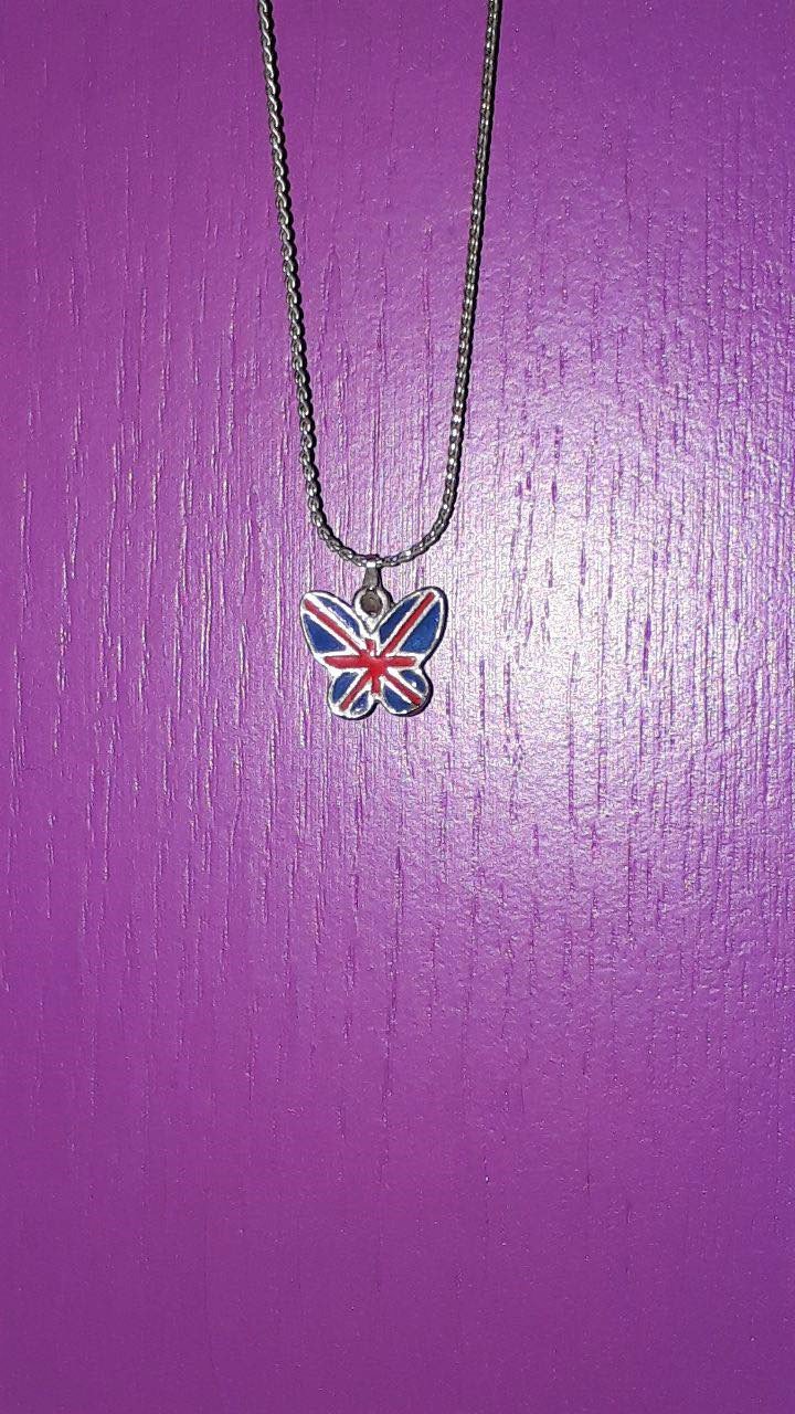 Silberne Kette mit Schmetterlingsanhänger in Union Jack Design