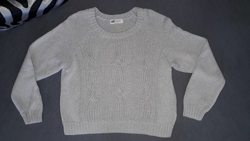 Grauer Pullover mit Zopfmuster und Rundhalsausschnitt