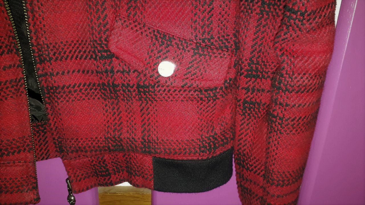 Rot-schwarz karierte Jacke von Vans im rockigem Skater-Stil