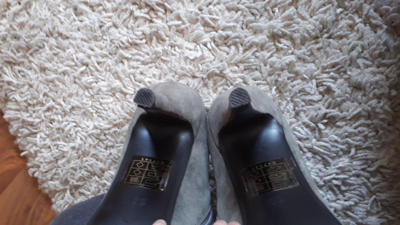 Graue Hochfront Pumps mit Nieten