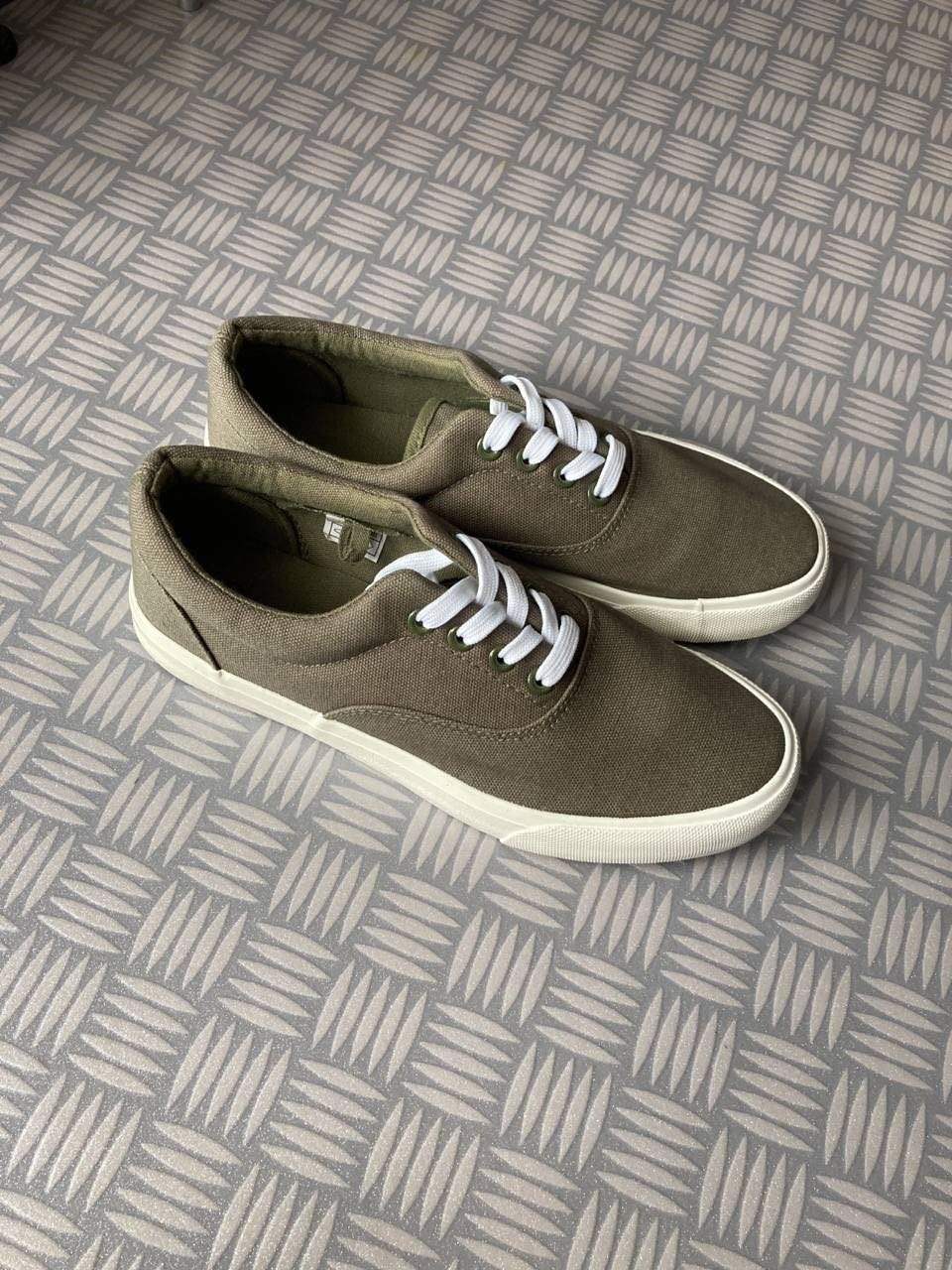 Sneaker in khaki / olivgrün // Stoffsneaker