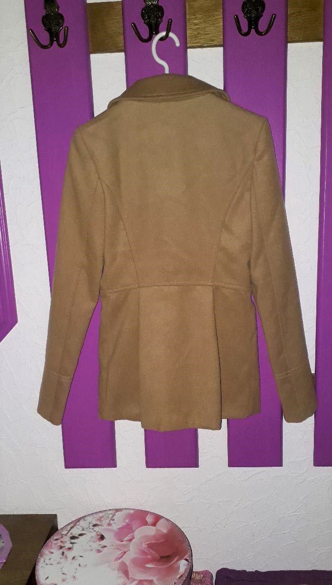 Kurzer camelfarbener Mantel / Dufflecoat mit abnehmbarer Fellkapuze und Knebelknöpfen