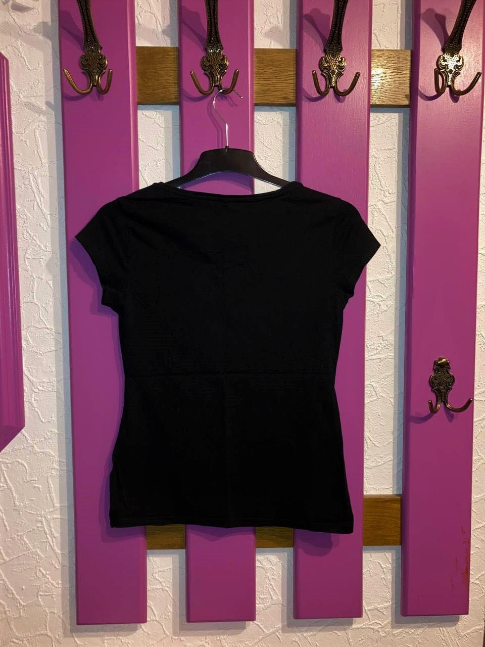 Schwarzes Shirt mit goldenem Print