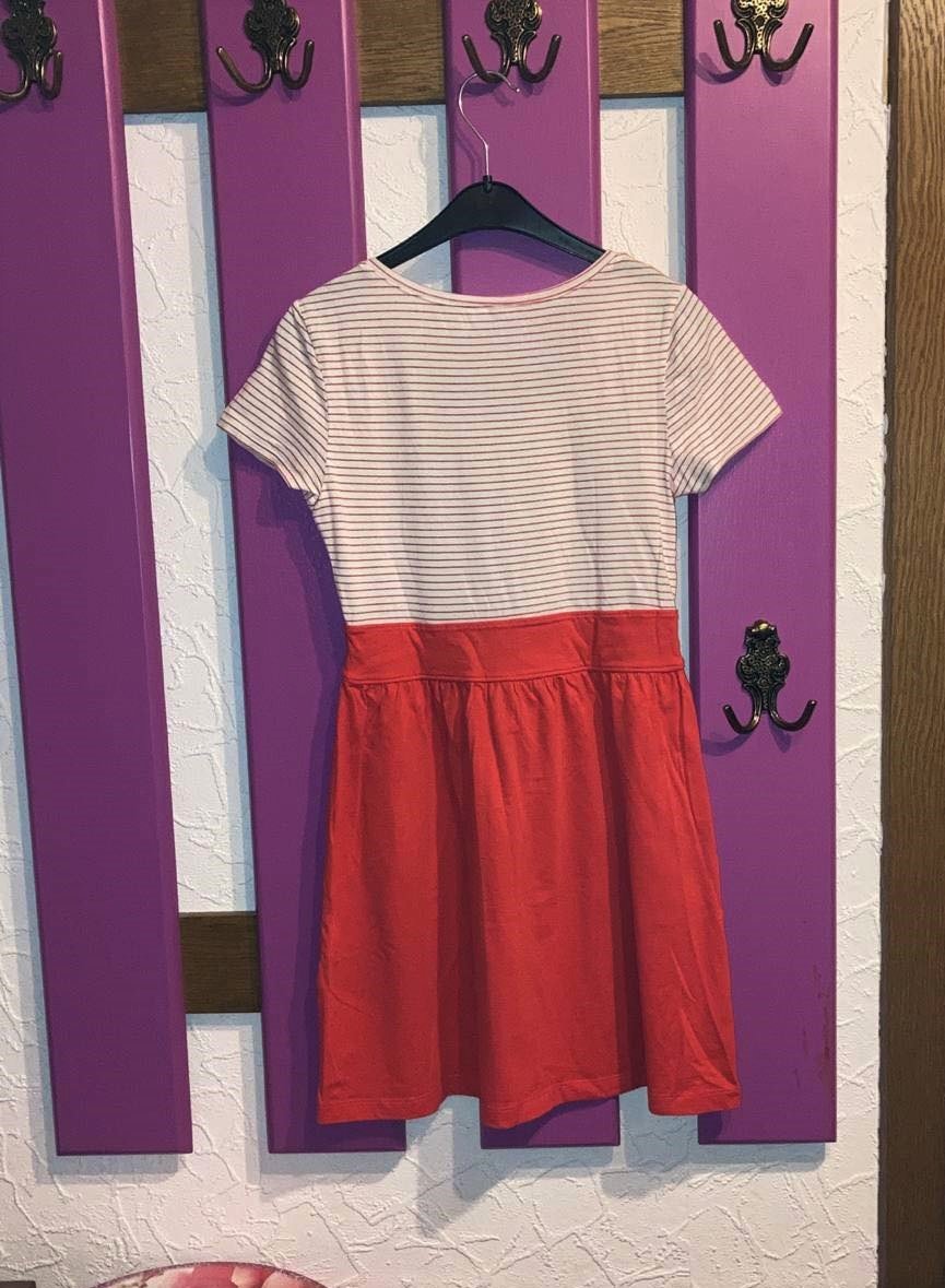 Süßes Sommerkleid mit weiß-roten Streifen