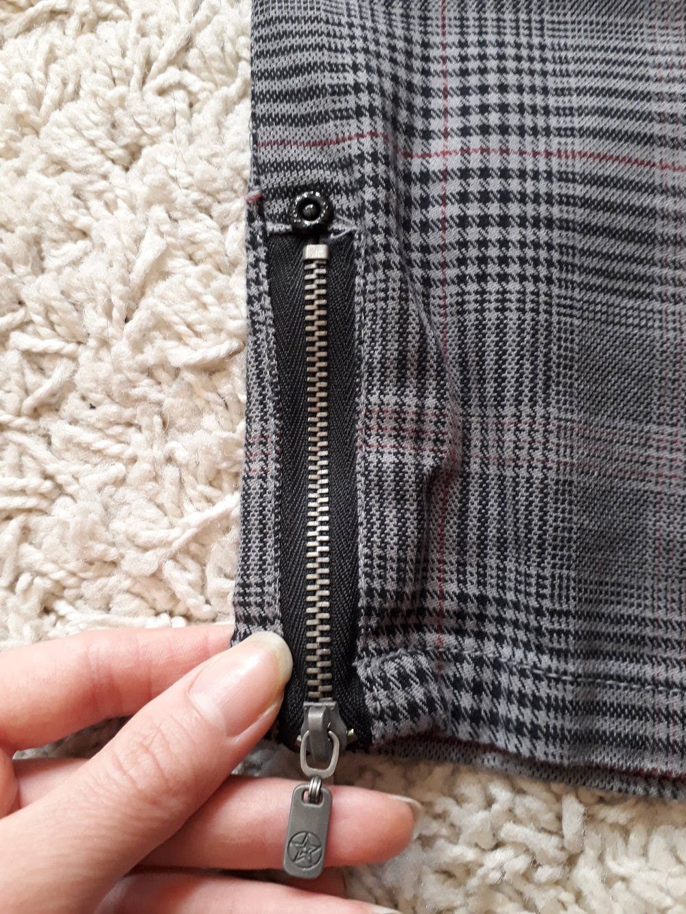 Grau karierte Stoffhose
