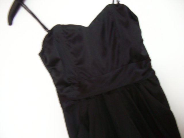 NEU MINIKLEID KLEINER SCHWARZES SATIN TRÄGERLOS 34/XS TALLIERT ENG ELEGANT UNGETRAGEN
