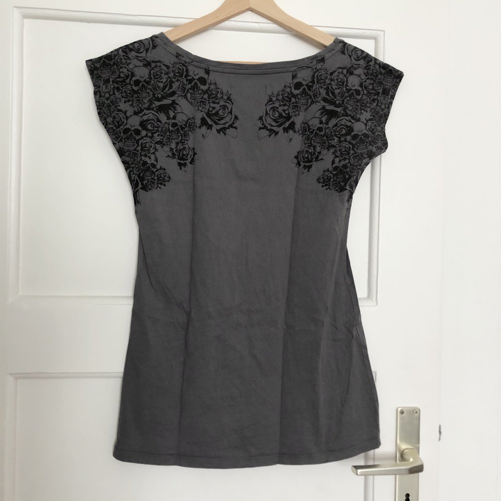 Early 2000s y2k goth emo scene Schlichtes Longshirt mit Totenköpfen & Rosen