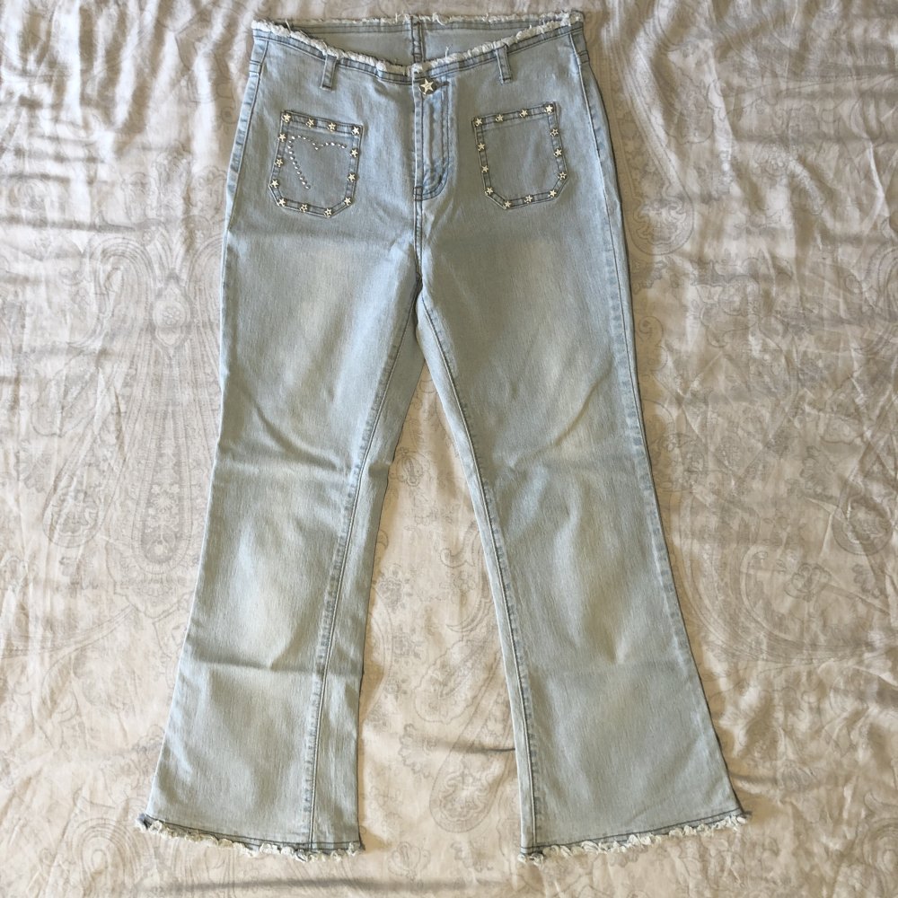 Early 2000s y2k rockabilly Schlagjeans mit Nieten, Sternen & ausgefranstem Saum