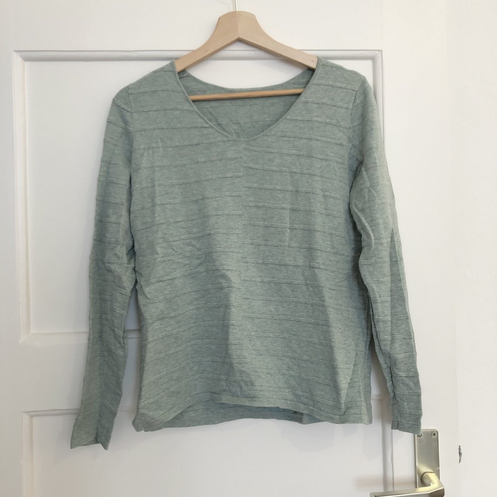Dicker mintgrüner Pulli mit Streifen