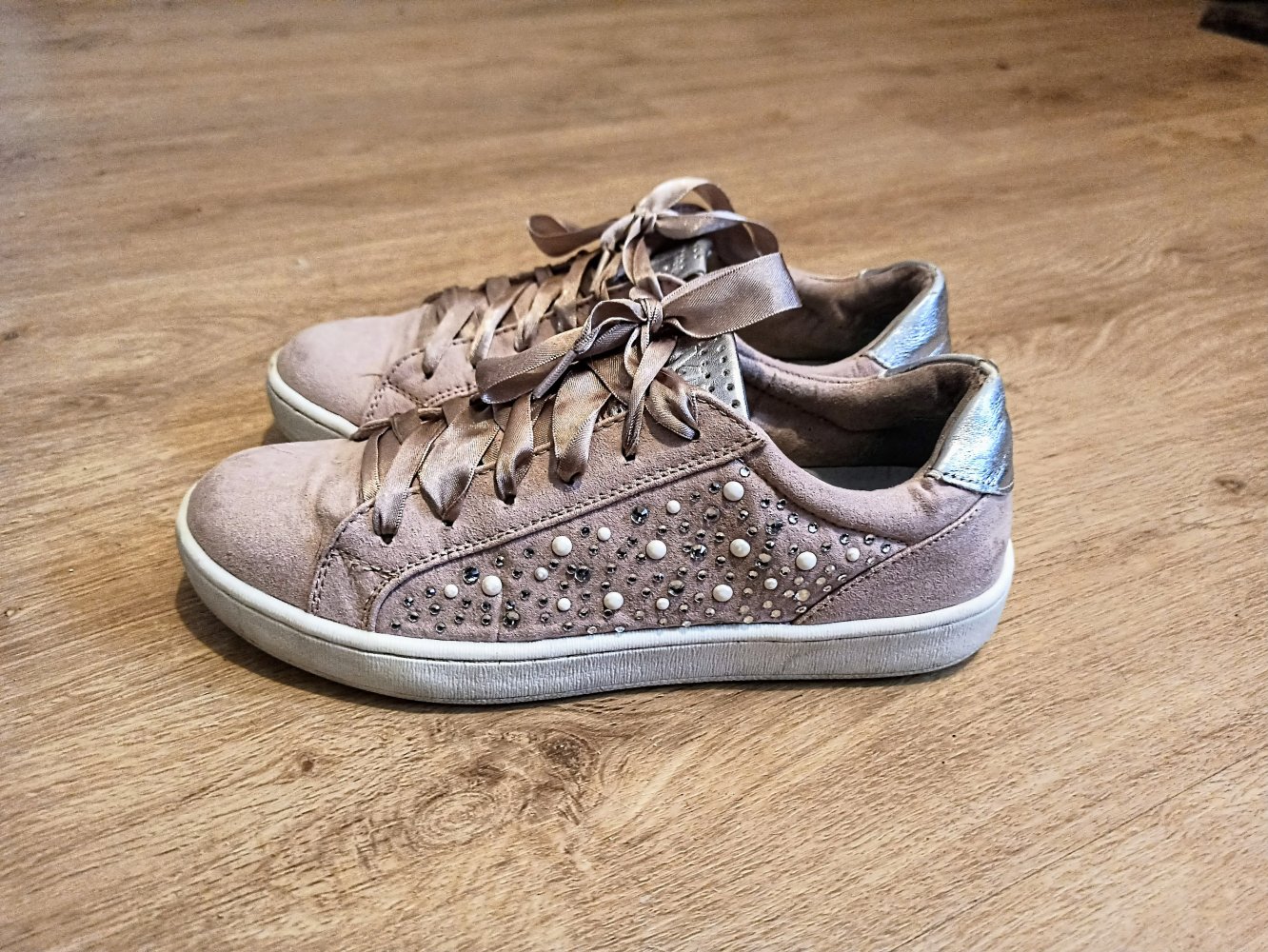 Schöne Sneakers in Rose mit Strasssteinen von Marco Tozzi