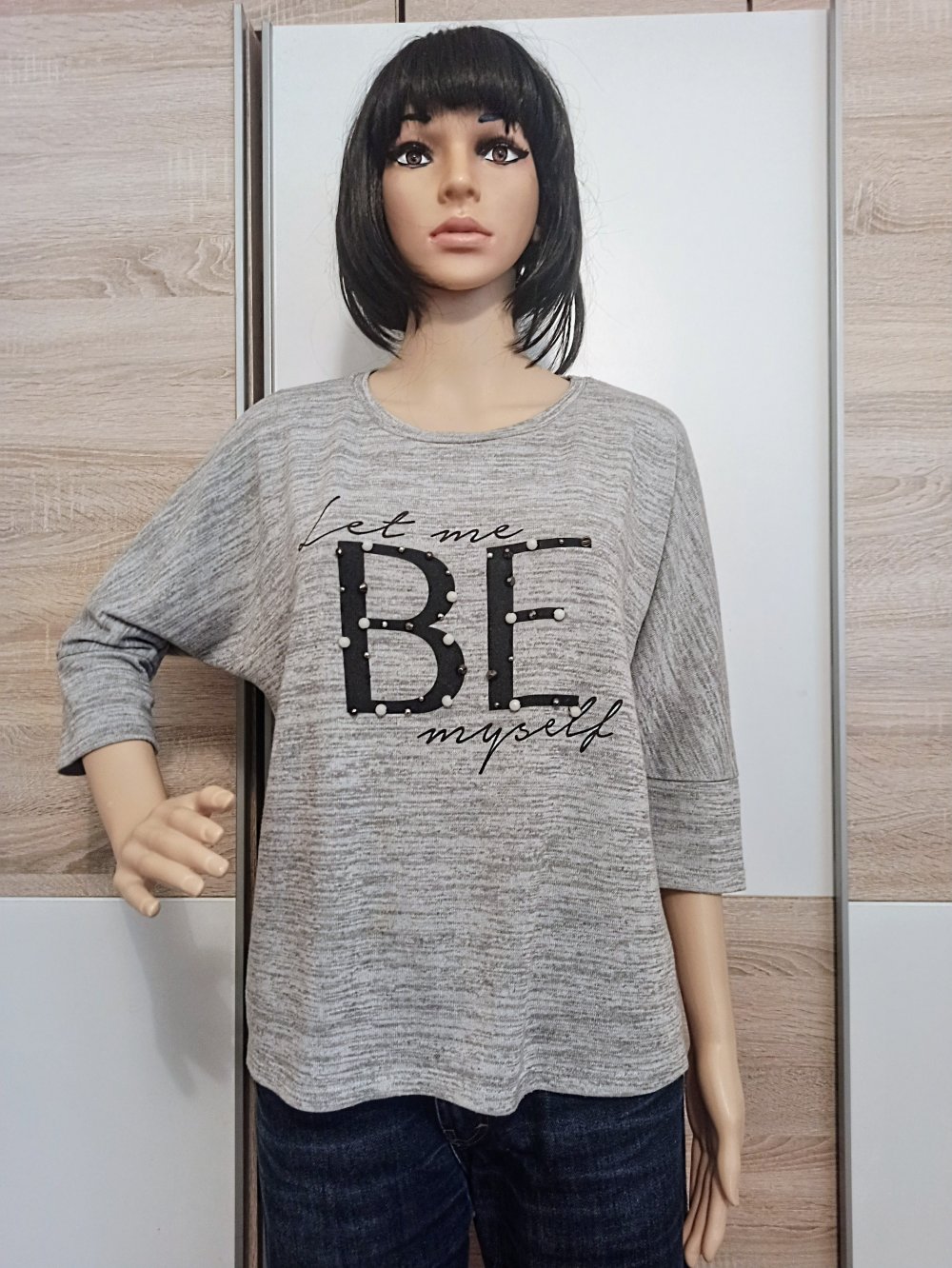 Schönes Langarm-Shirt in grau mit zwei Buchstaben BW von Orsay