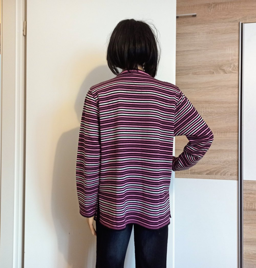 Schöner gestreifter Pullover mit V-Ausschnitt
