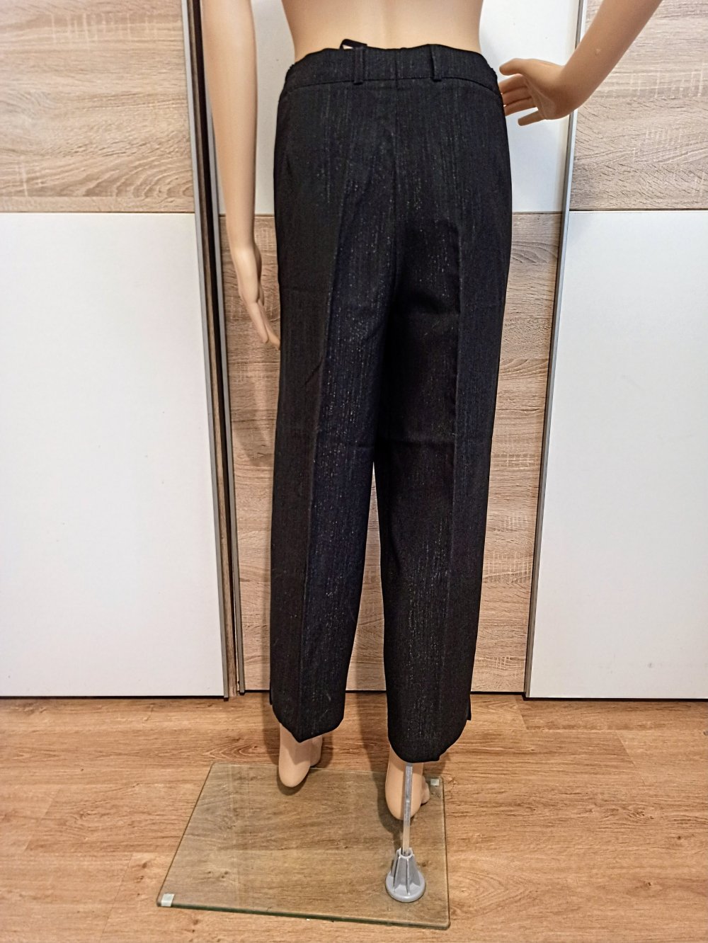 Schöne Hose in schwarz mit Glitzer von Neu Mode 
