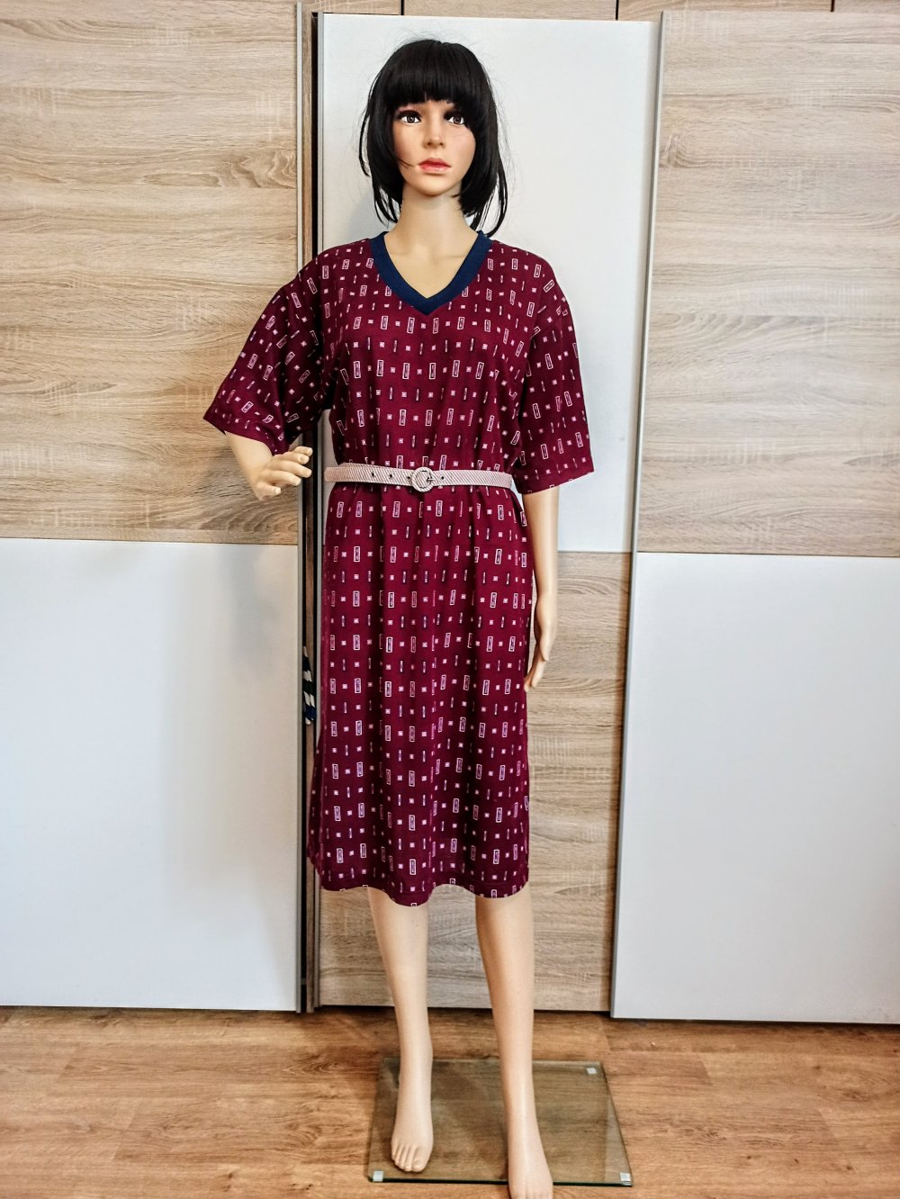 Schönes Kleid in Burgunderrot 