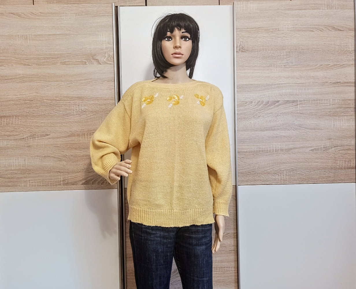 Schöner Pullover in gelb mit Starasssteinen von Nuova Moda