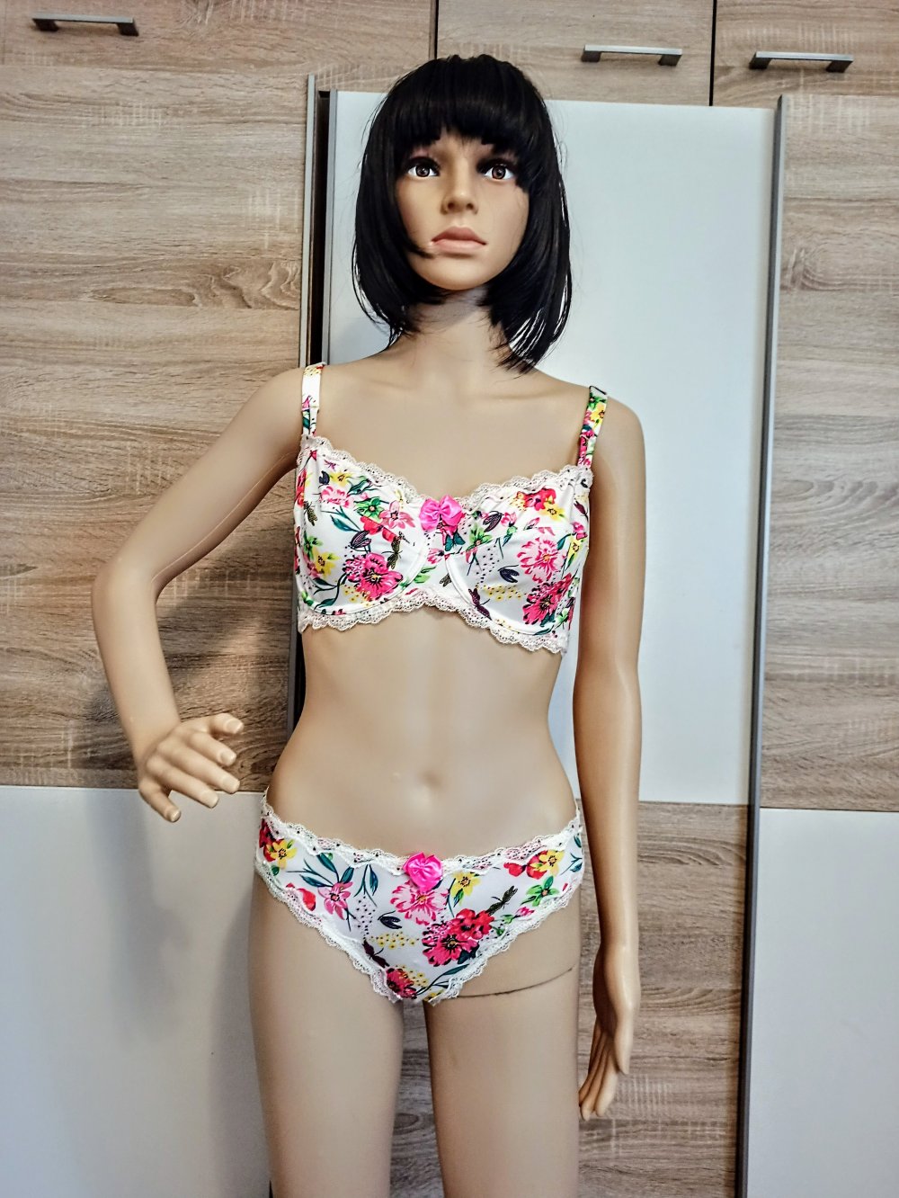 Schönes buntes Set BH und String Tanga von Hunkemöller
