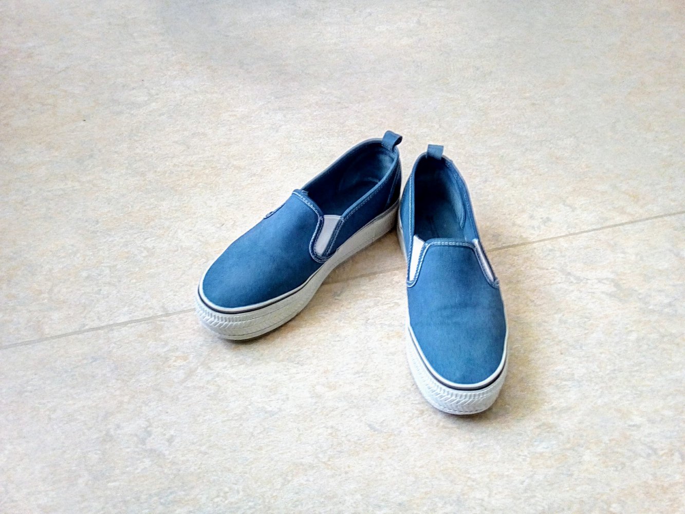 Sehr schöne blaue Sneakers
