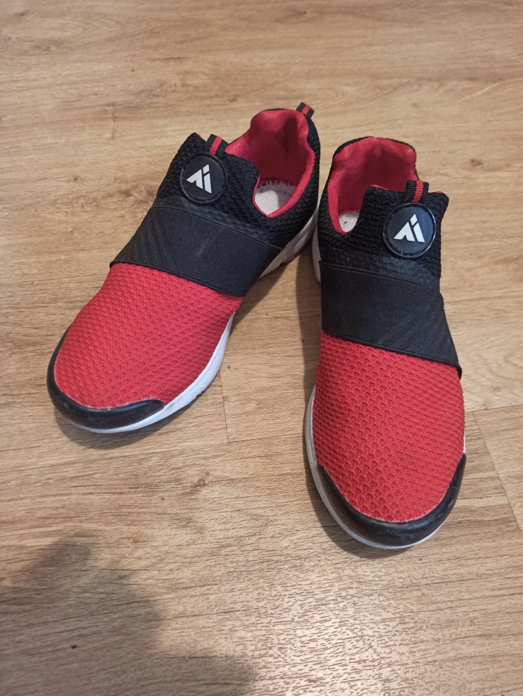 Sehr schöne Sneakers in schwarz/rot