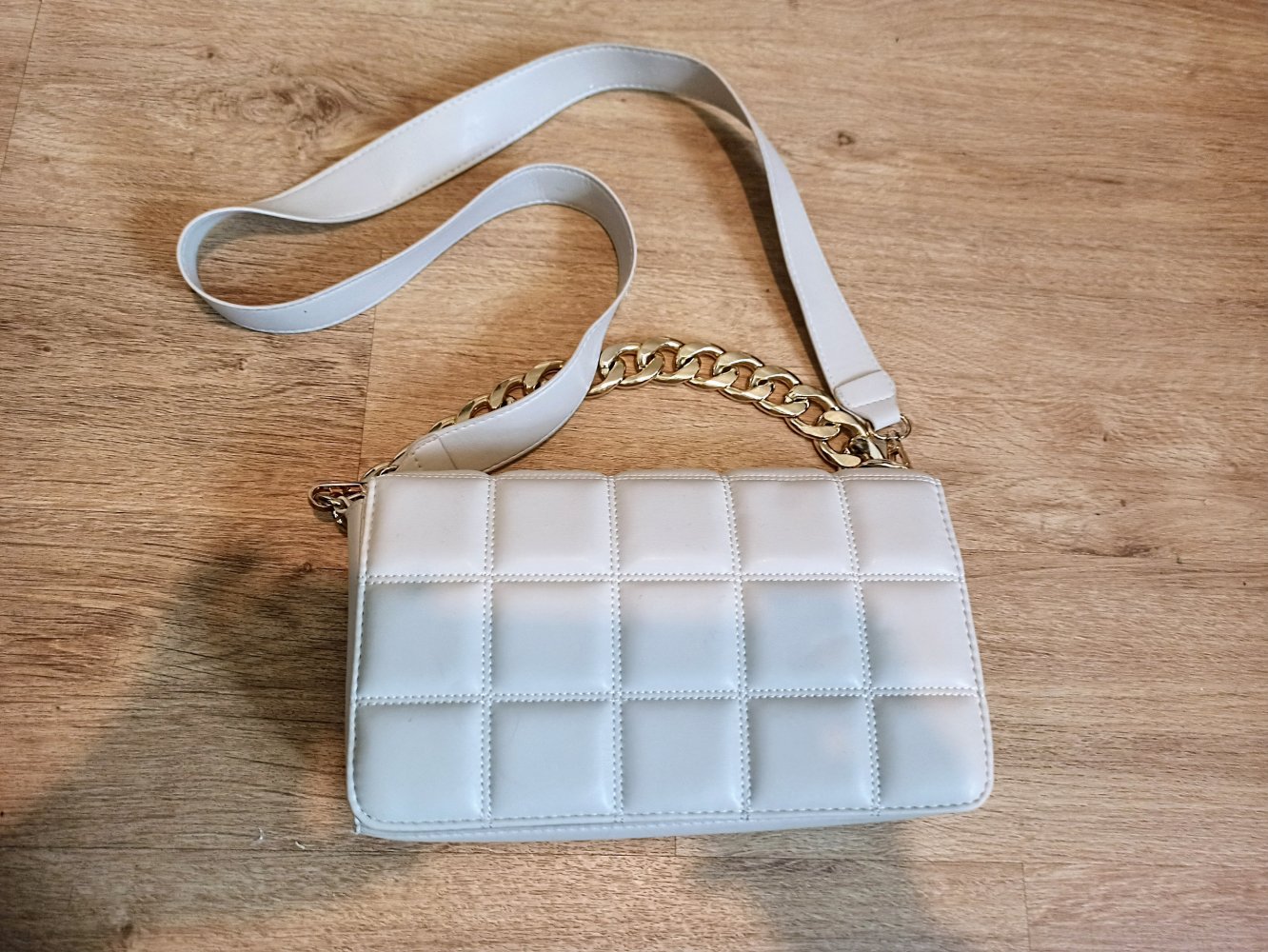 Schöne Hand-Tasche in Cremefarbe mit Magnetverschlüß
