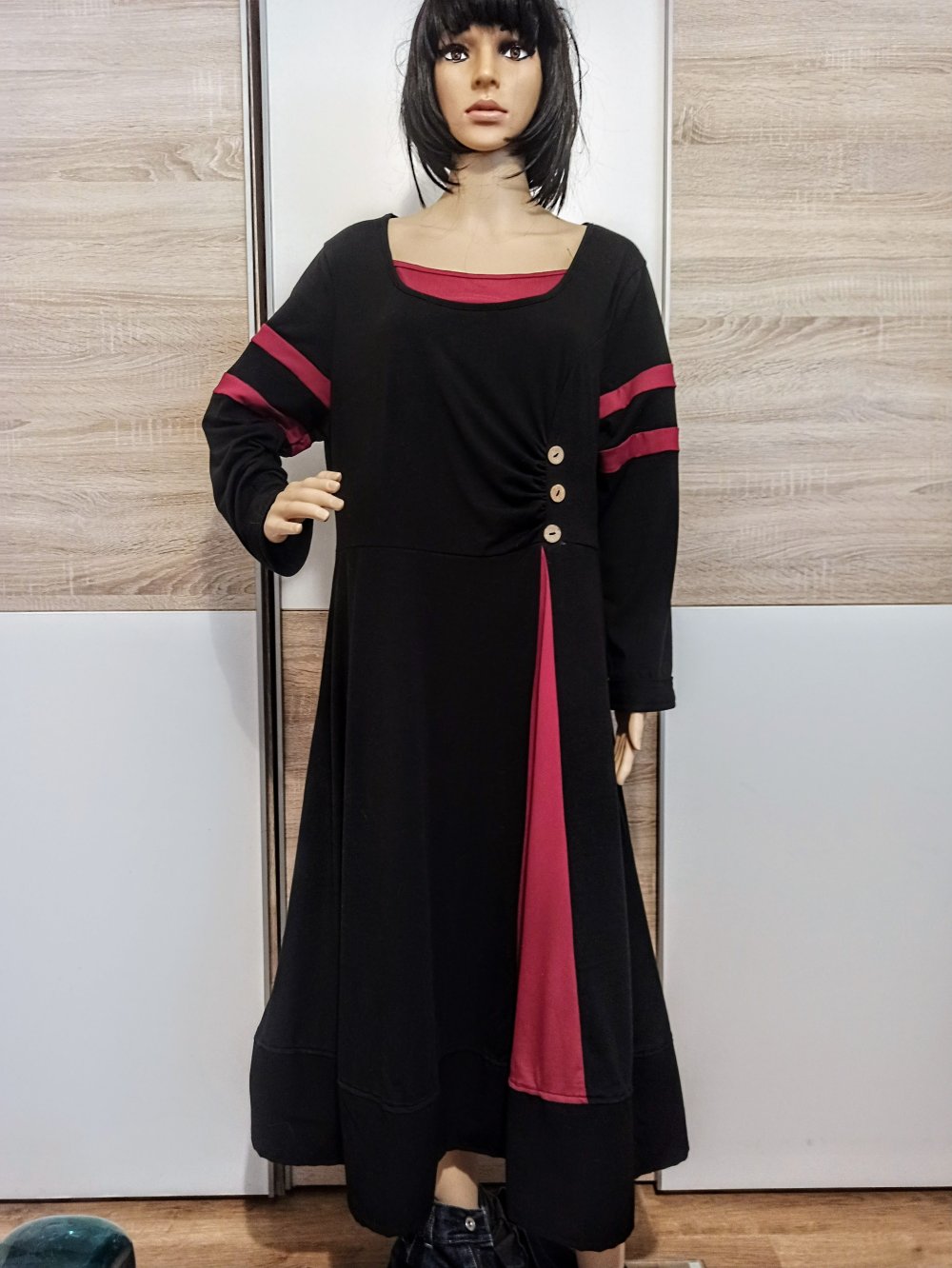 Schönes Kleid in Schwarz/burgunderrot mit Deco Knöpfen
