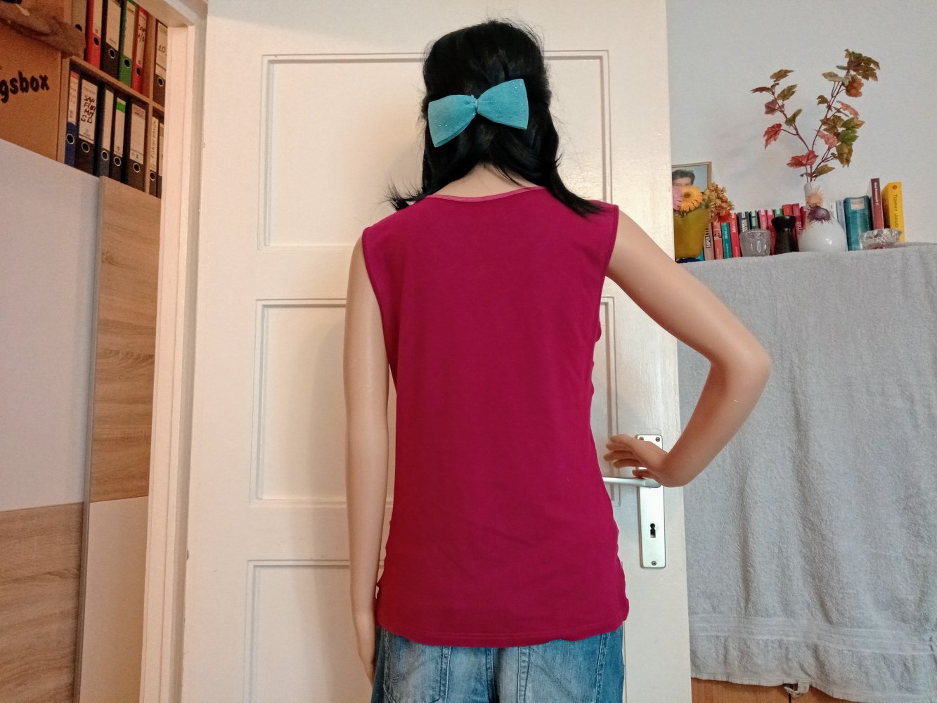 Schönes T-Shirt in burgunderrot mit kleinen Straps Steinen
