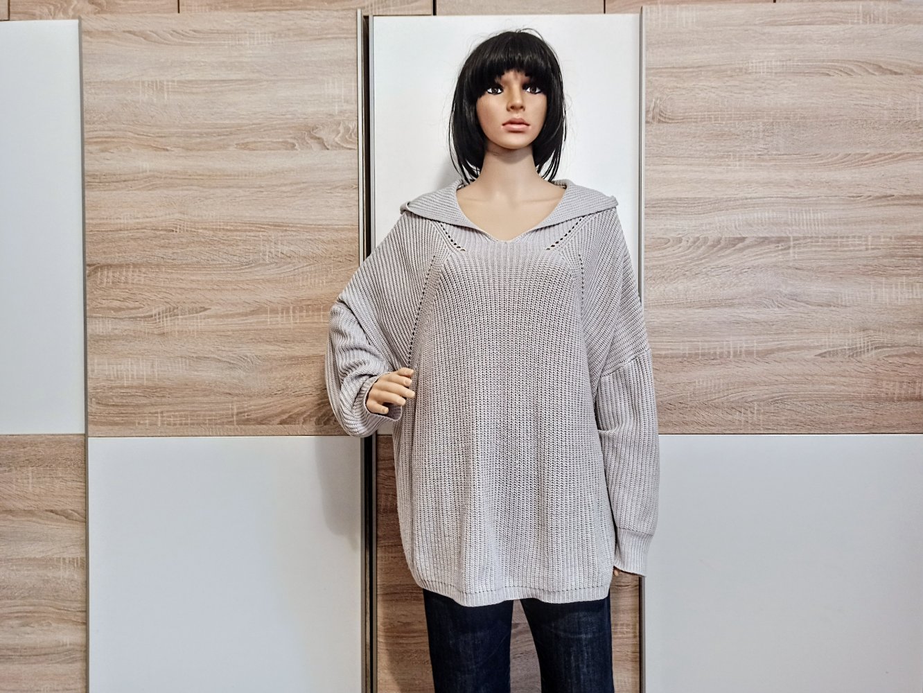 Schöner Pullover in grau mit Kapuze von Schein Curvi