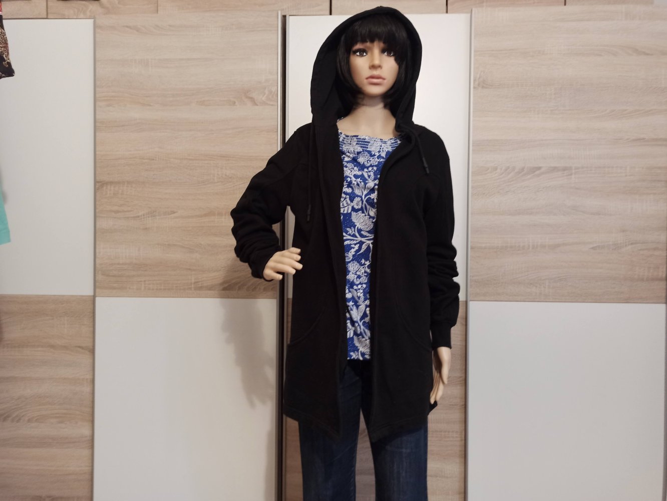 Schöne Cardigan in schwarz und Kapuze von FSBN