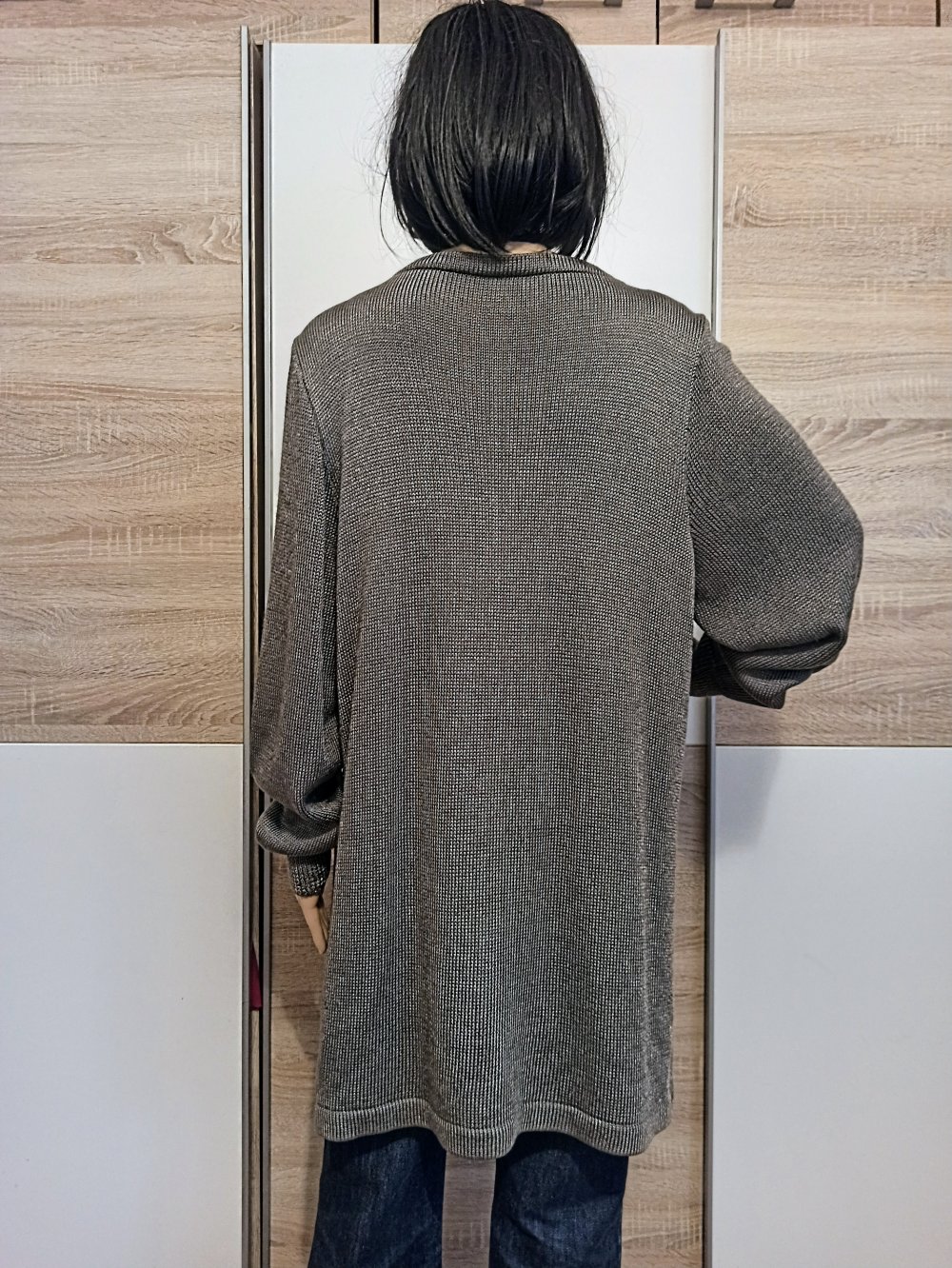 Schöner Pullover in grau mit Straassternen