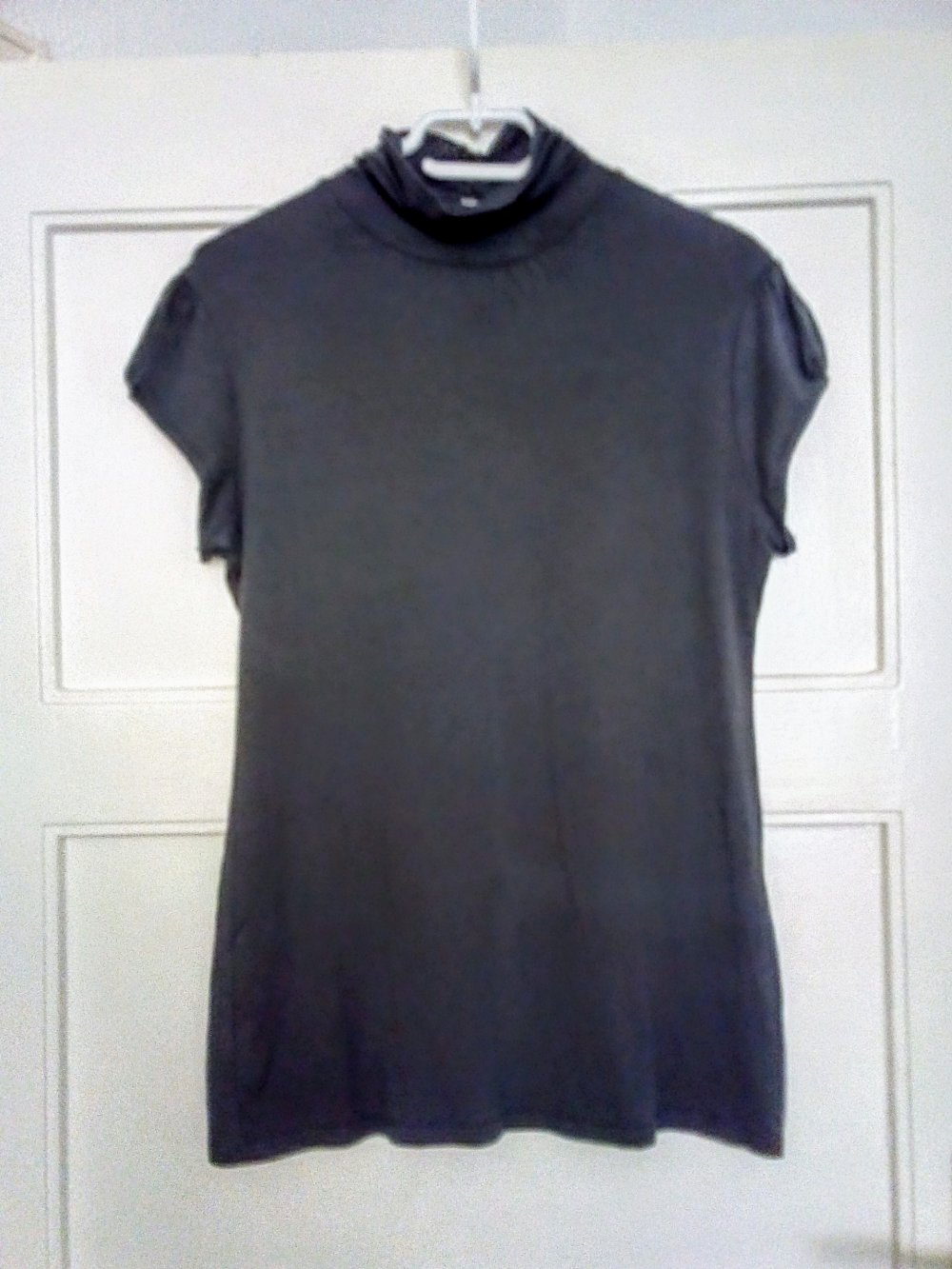 Sehr schönes T-Shirt in Farbe Grau