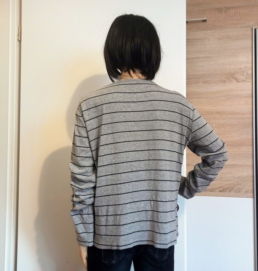 Schöner Langarm-Shirt in grau mit schwarze Streifen 