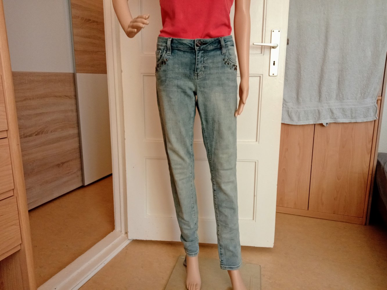 Schöne Jeanshose von Orsay mit Straps-Steinen 