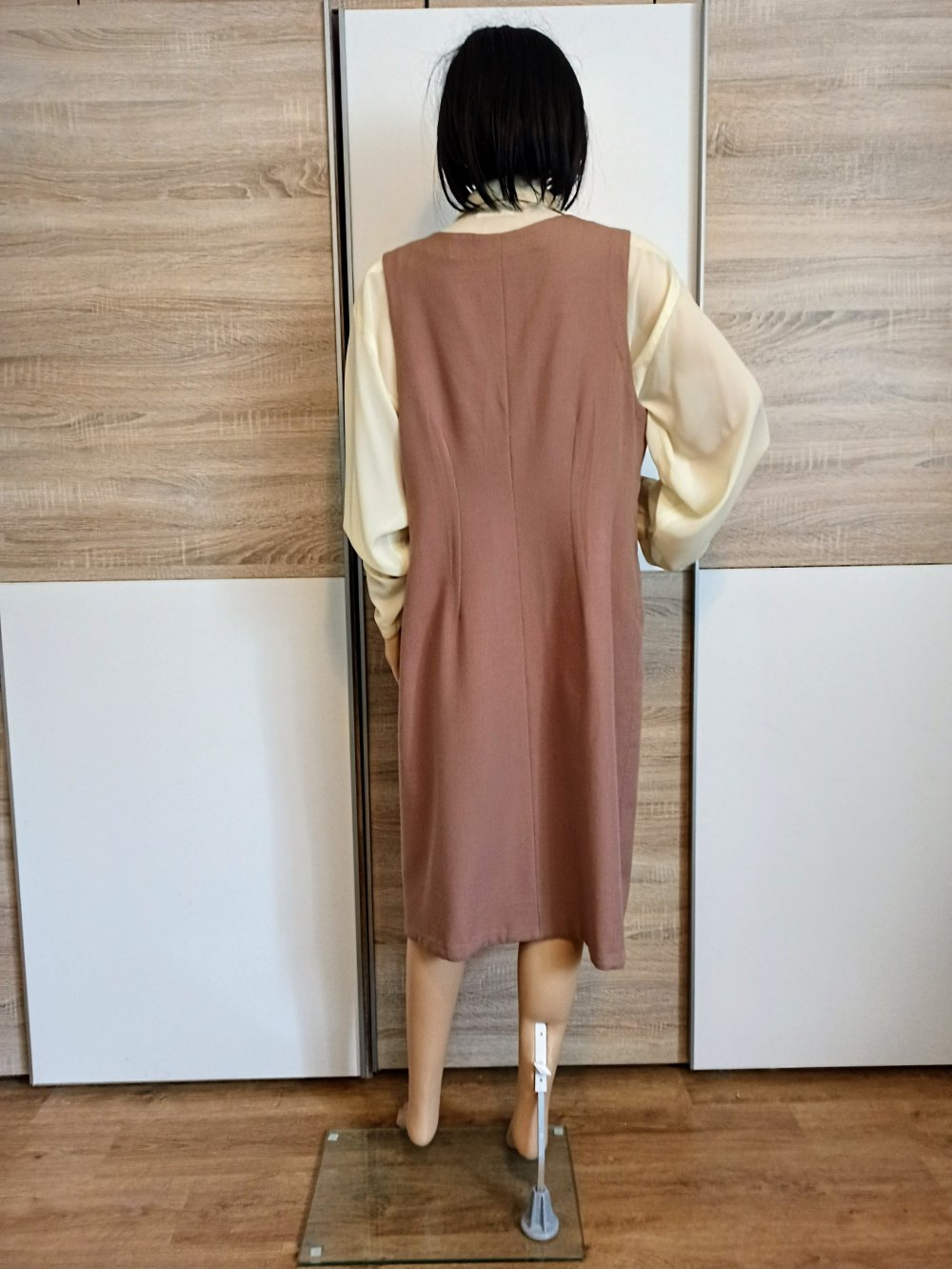 Schönes Kleid in beige mit Deko-Knöpfen