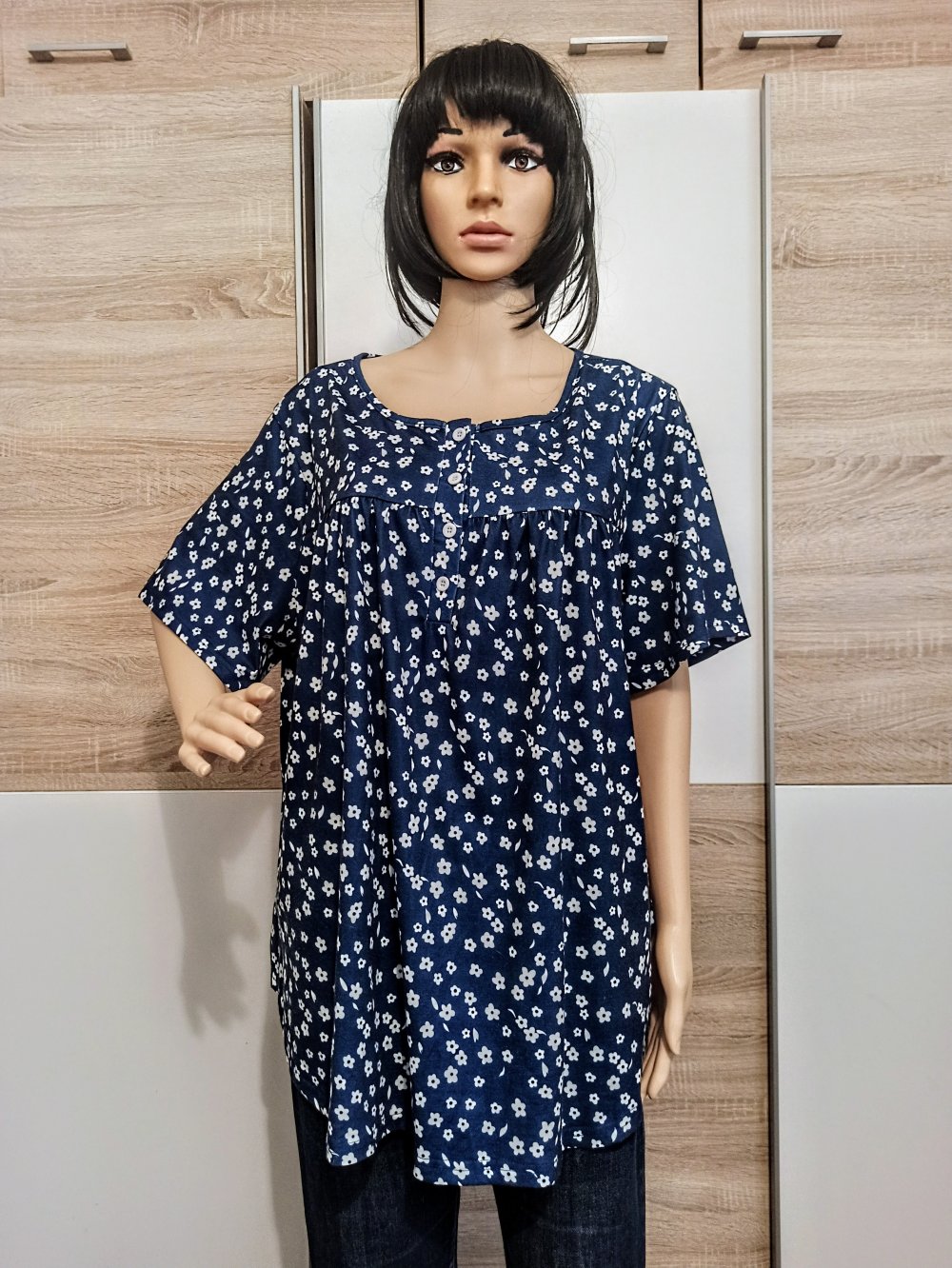 Schöne Bluse in marienblau mit kleine weiße Blümchen
