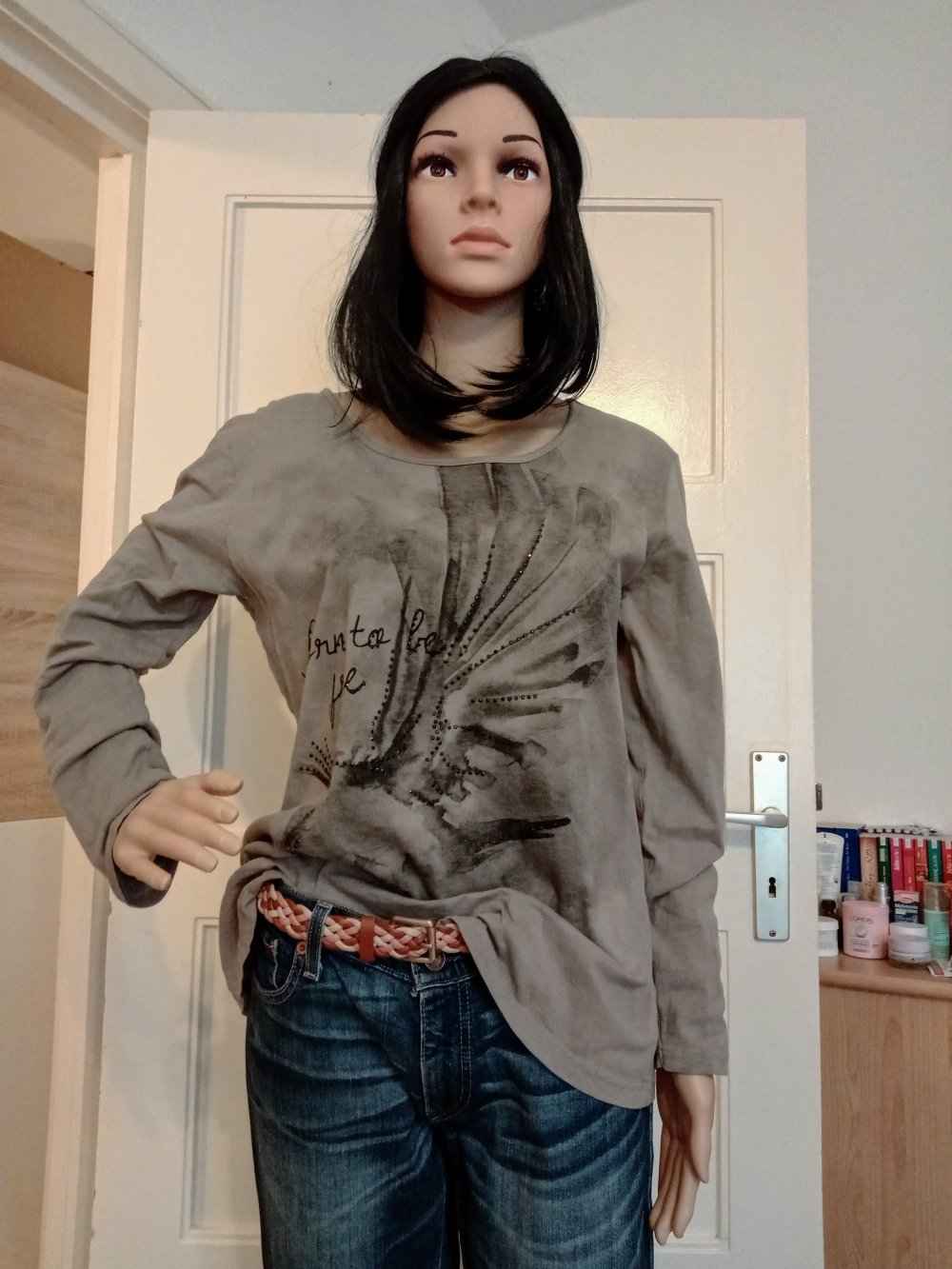 Schöner Langarm-Shirt in beige mit Vogel und Straps steinen 
